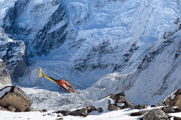 helicopter about to land in everest