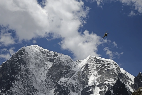 helicopter over everest