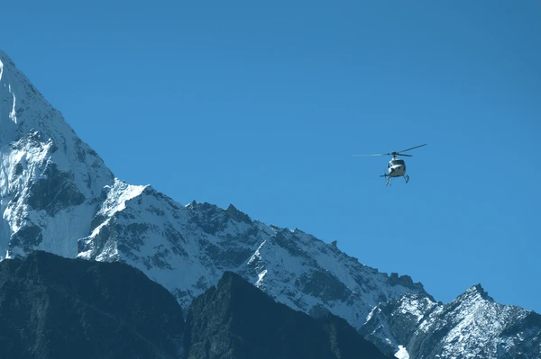 helicopter flying around everest