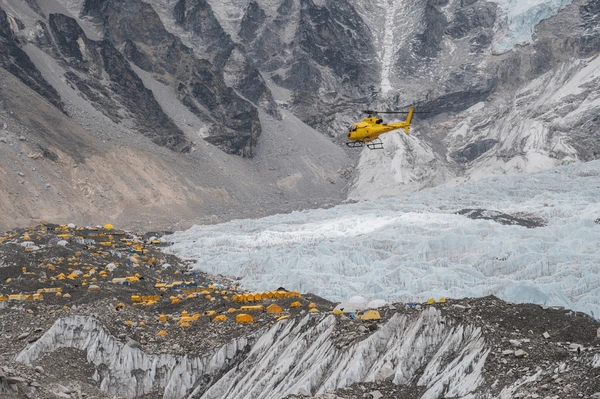 helicopter landing in everest base camp